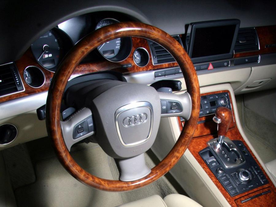 Панель приборов Audi S8 by MEC Design (D3) 2010 года  (фото 2 из 9)